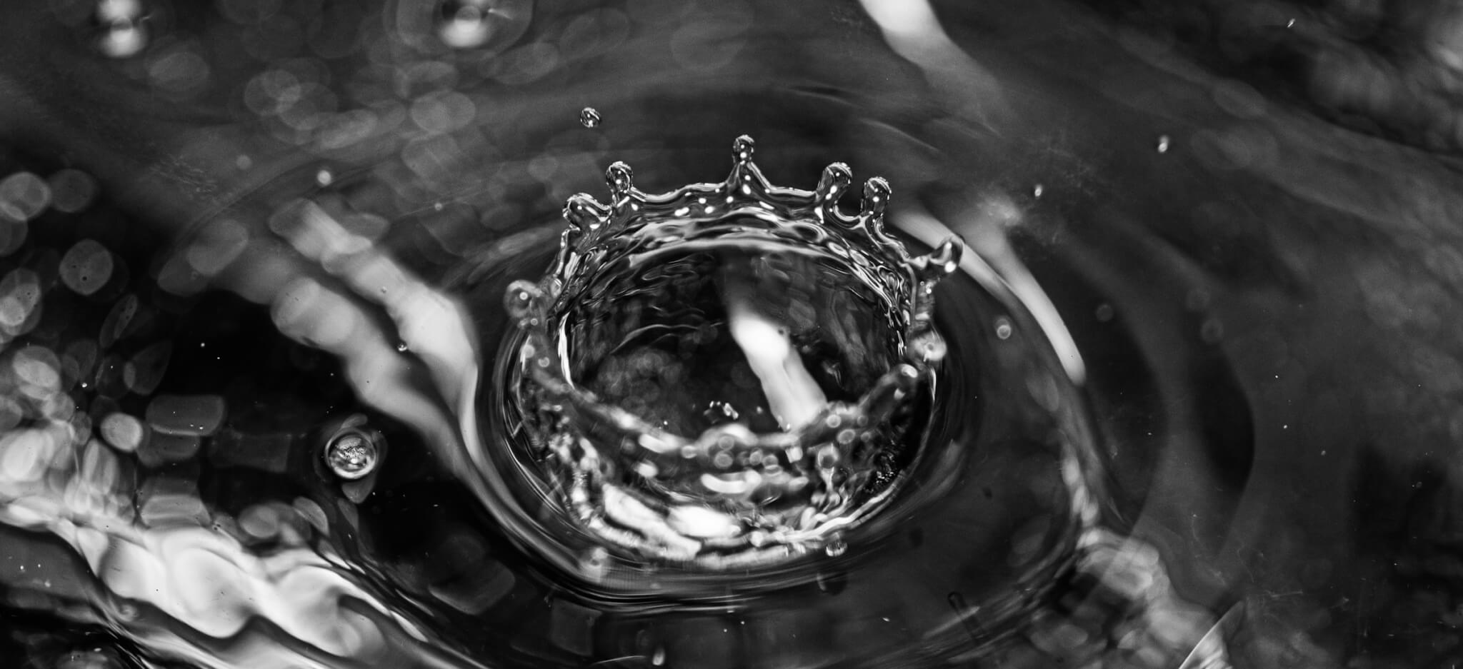 Couronne d’eau, symbole de souveraineté intérieure et de fluidité dans le processus de réinvention.