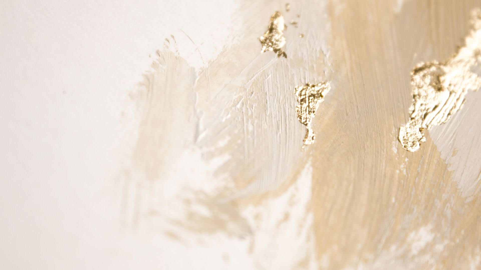 Abstraction lumineuse aux nuances beiges et dorées, symbole de clarté intérieure et de réinvention élégante dans l’univers ELEVATE™ de Florentina Zabava.