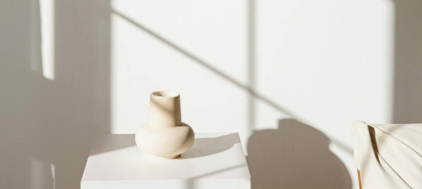 Lumière naturelle entrant dans un espace intérieur minimaliste symbolisant une réinvention professionnelle fondée sur la clarté et la cohérence intérieure.