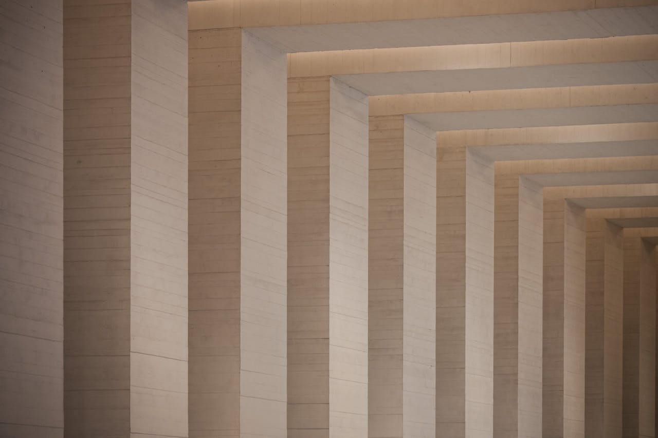 architecture minimaliste avec lignes répétitives symbolisant une trajectoire professionnelle structurée et alignée