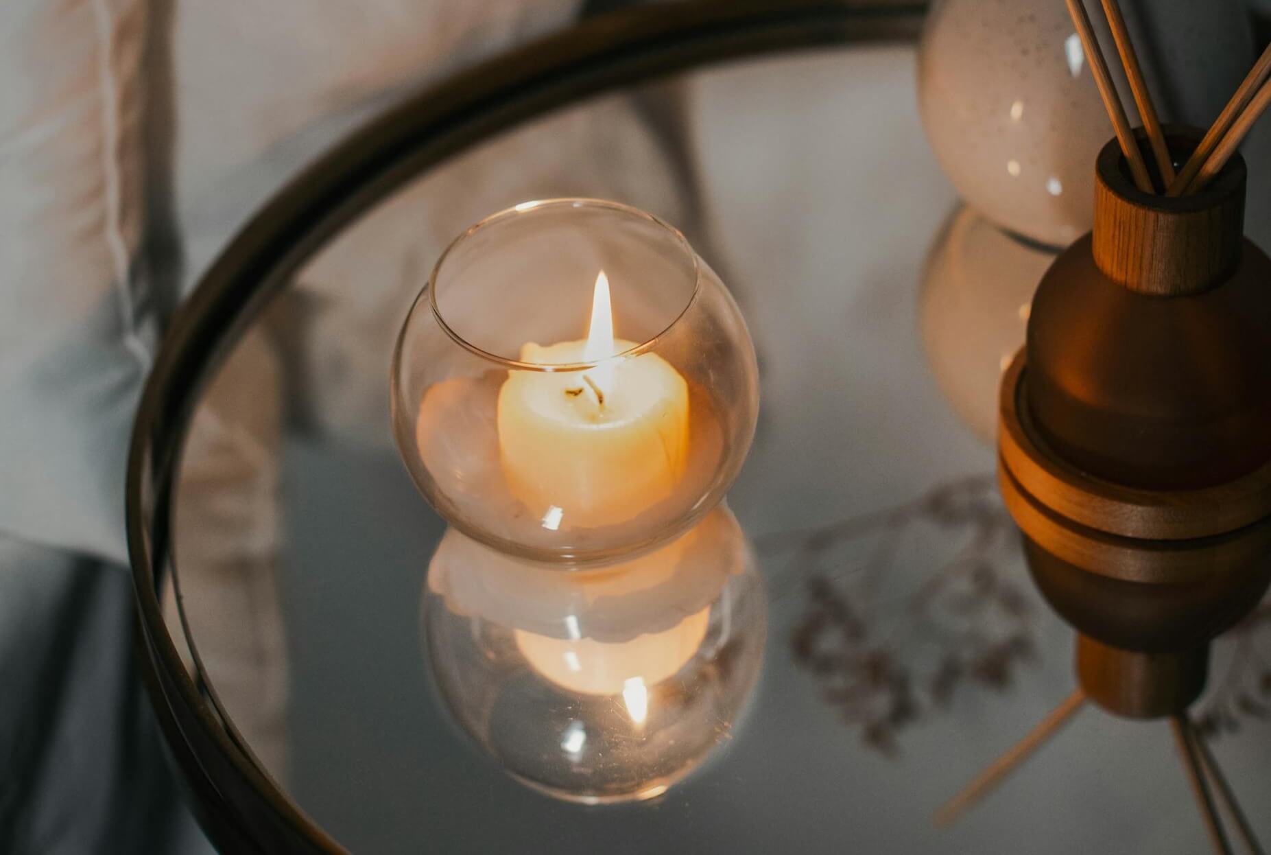 Bougie allumée dans un intérieur calme et élégant, évoquant la présence intérieure, la réinvention professionnelle et un espace de profondeur et de cohérence.